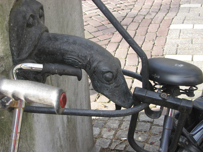 905537 Afbeelding van de spuitmond van de hardstenen pomp op de Breedstraat te Utrecht, waaraan een fiets vastgezet is ...